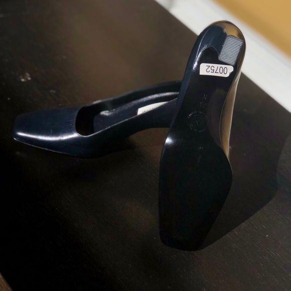 Navy Blue Pumps 2 3/4 inch heel - Picture 3 of 3